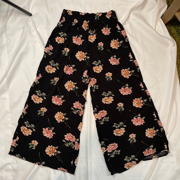 American Eagle Outfitters Pants - American Eagle size xsmall black floral crop flared pants